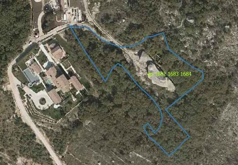7.715 m² Grundstück mit Gebäuden und Rohbau nahe Sveti Stefan